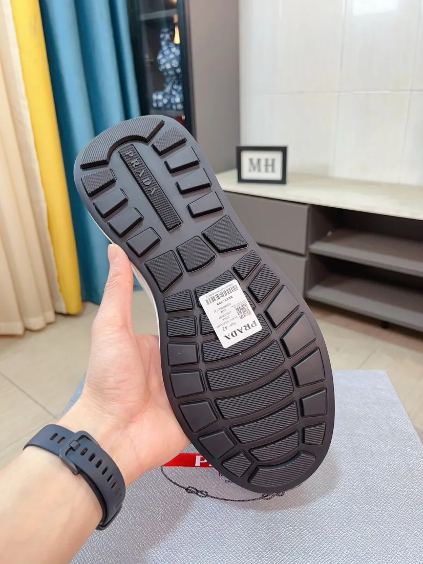 The ex-factory price is 620🌹🌹The high-quality new Prada (Prada) counters are launched simultaneously. The new men's shoes and 😘fabrics are selected from imported mesh and glue-spraying technology. Imported cowhide lining. 👍🏿High-end☄️Open-molded non-slip rubber outsole, exquisite lines, simple and elegant, comfortable and high-end for leisure travel. Code number: 38 to 44